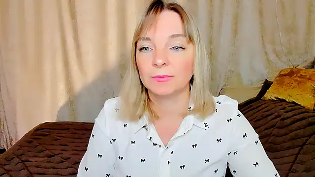 Snapshot of Regina__blue chatting on 11/02/25, 02:30 Regina blue online show from 11/02/25, 02:30