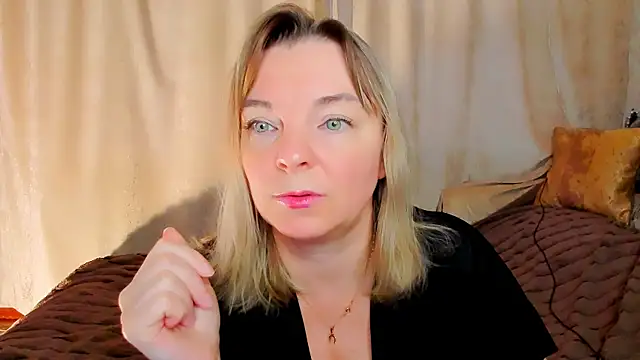 Snapshot of Regina__blue chatting on 11/12/25, 01:44 Regina blue online show from 11/12/25, 01:44