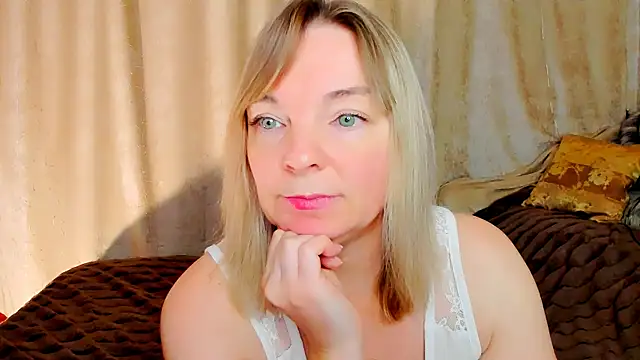 Snapshot of Regina__blue chatting on 11/16/25, 03:39 Regina blue online show from 11/16/25, 03:39