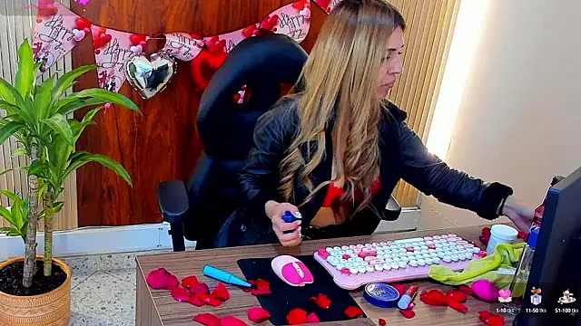 Snapshot of EvaaLovia1 chatting on 02/14/25, 01:51 EvaaLovia1 online show from 02/14/25, 01:51