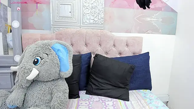 Snapshot of EvaaLovia1 chatting on 03/05/25, 04:24 EvaaLovia1 online show from 03/05/25, 04:24