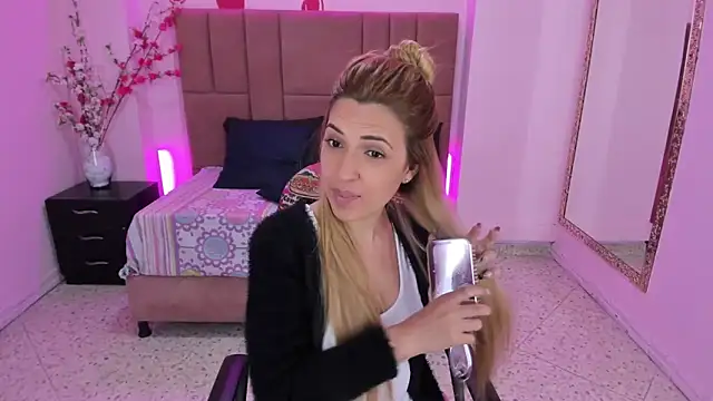 Snapshot of EvaaLovia1 chatting on 03/11/25, 01:45 EvaaLovia1 online show from 03/11/25, 01:45