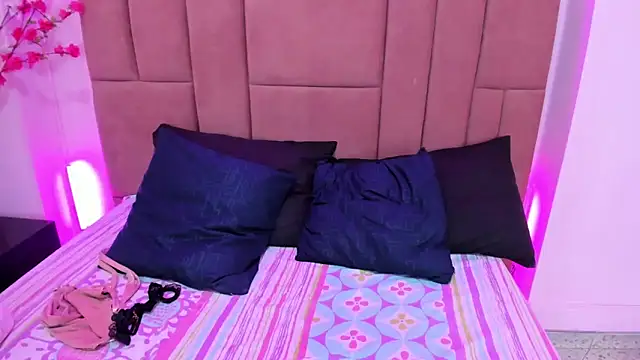 Snapshot of EvaaLovia1 chatting on 03/11/25, 04:51 EvaaLovia1 online show from 03/11/25, 04:51