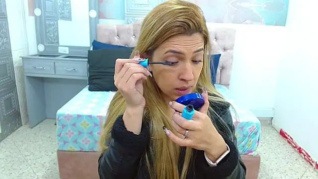 Snapshot of EvaaLovia1 chatting on 03/21/25, 01:12 EvaaLovia1 online show from 03/21/25, 01:12