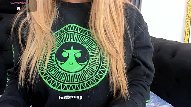 Snapshot of EvaaLovia1 chatting on 10/07/25, 02:03 EvaaLovia1 online show from 10/07/25, 02:03