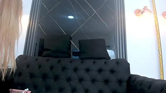 Snapshot of EvaaLovia1 chatting on 10/10/25, 02:05 EvaaLovia1 online show from 10/10/25, 02:05