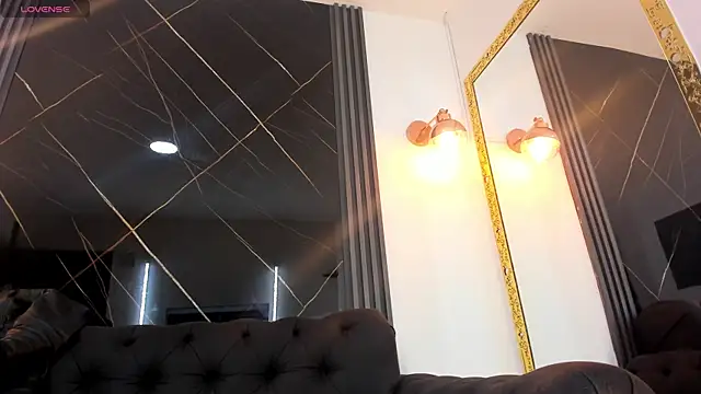 Snapshot of EvaaLovia1 chatting on 10/17/25, 01:25 EvaaLovia1 online show from 10/17/25, 01:25