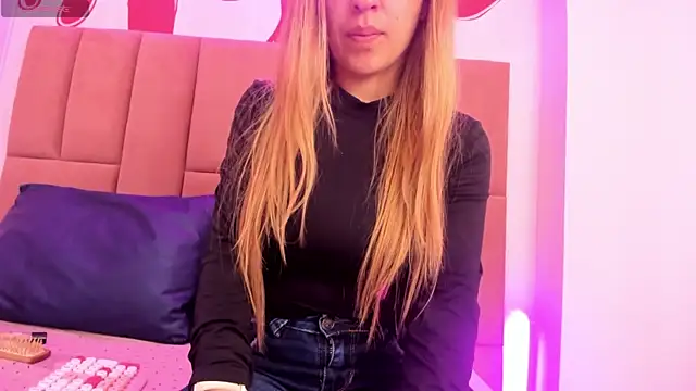 Snapshot of EvaaLovia1 chatting on 10/18/25, 02:40 EvaaLovia1 online show from 10/18/25, 02:40