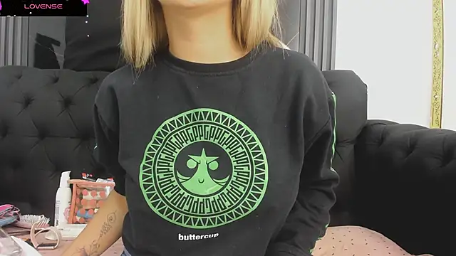 Snapshot of EvaaLovia1 chatting on 10/21/25, 01:34 EvaaLovia1 online show from 10/21/25, 01:34