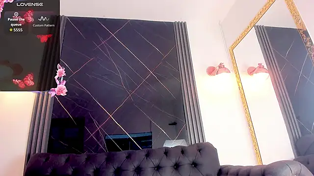 Snapshot of EvaaLovia1 chatting on 11/17/25, 02:01 EvaaLovia1 online show from 11/17/25, 02:01