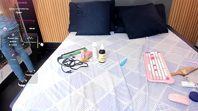 Snapshot of EvaaLovia1 chatting on 12/20/25, 02:02 EvaaLovia1 online show from 12/20/25, 02:02