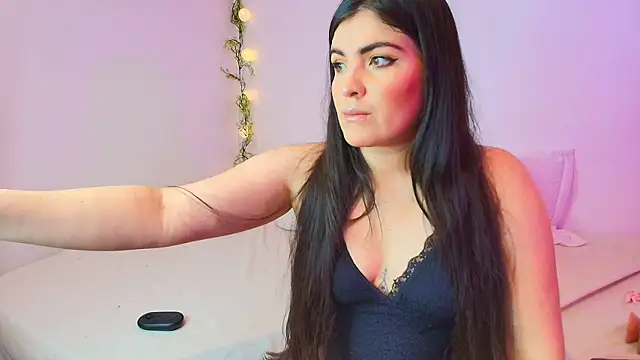 Snapshot of Amara_vega chatting on 04/21/26, 12:00 Amara vega online show from 04/21/26, 12:00