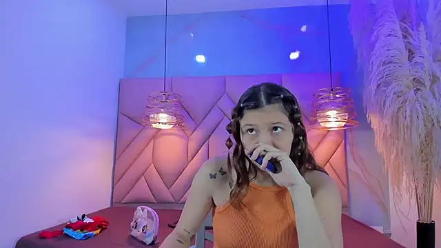 Snapshot of AngelaaCute_ chatting on 02/05/25, 12:06 AngelaaCute  online show from 02/05/25, 12:06
