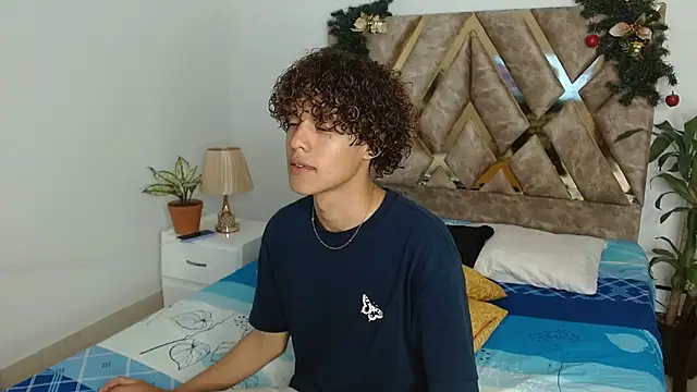 Snapshot of nickolas_moon chatting on 12/15/24, 10:15 nickolas moon online show from 12/15/24, 10:15