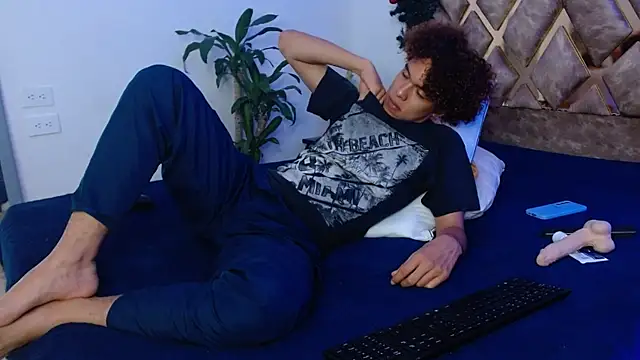 Snapshot of nickolas_moon chatting on 12/30/24, 11:38 nickolas moon online show from 12/30/24, 11:38