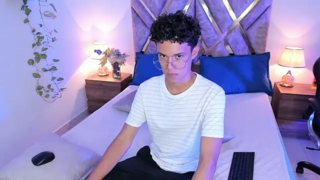 Snapshot of nickolas_moon chatting on 10/15/25, 07:58 nickolas moon online show from 10/15/25, 07:58