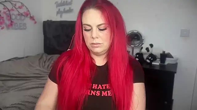 Snapshot of redxxxvixen chatting on 05/06/26, 12:32 redxxxvixen online show from 05/06/26, 12:32