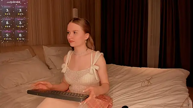 Snapshot of IsabellaTorrance chatting on 02/11/25, 04:24 IsabellaTorrance online show from 02/11/25, 04:24