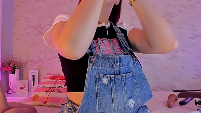 Snapshot of Hannablazze chatting on 02/13/25, 02:12 Hannablazze online show from 02/13/25, 02:12