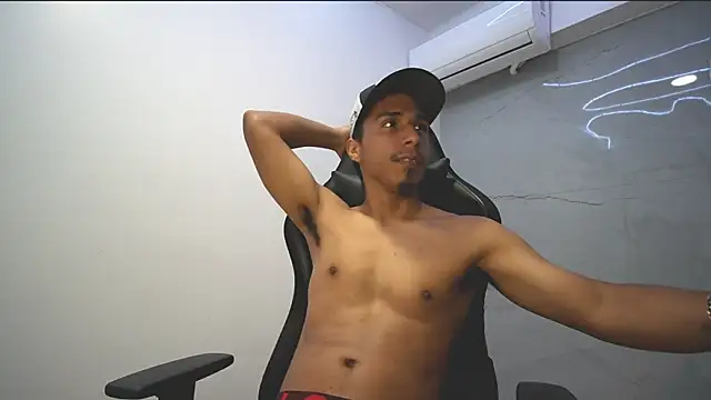 Snapshot of michaelhotbbc chatting on 09/27/25, 04:28 michaelhotbbc online show from 09/27/25, 04:28