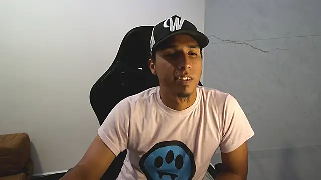 Snapshot of michaelhotbbc chatting on 09/29/25, 03:55 michaelhotbbc online show from 09/29/25, 03:55