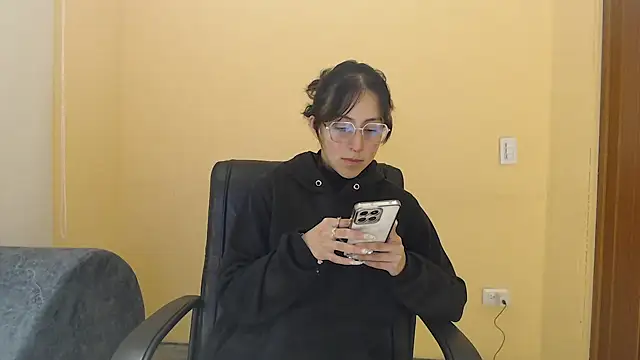 Snapshot of ling_ling24 chatting on 10/18/25, 03:09 ling ling24 online show from 10/18/25, 03:09