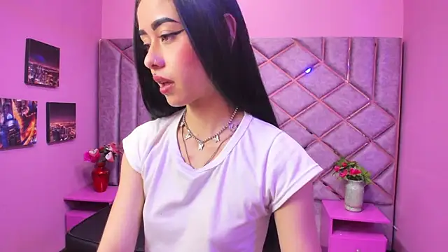 Snapshot of AnnySweett_ chatting on 12/02/25, 04:57 AnnySweett online show from 12/02/25, 04:57