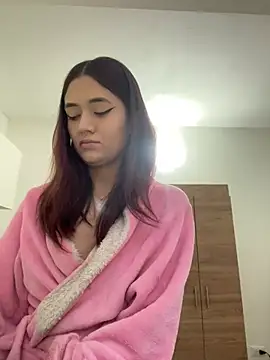 Snapshot of HallieLemon1 chatting on 12/24/24, 02:33 HallieLemon1 online show from 12/24/24, 02:33