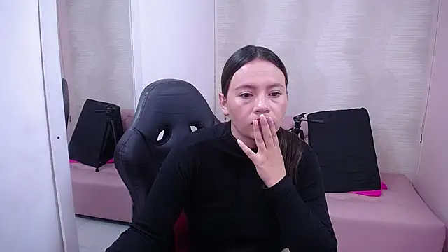 lauraguzman online show from 02/10/25, 03:03