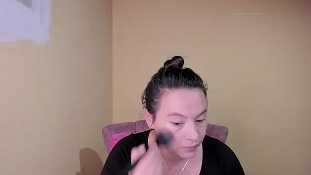 Snapshot of lauraguzman chatting on 07/15/26, 02:50 lauraguzman online show from 07/15/26, 02:50