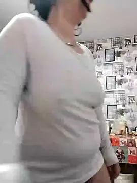 Snapshot of AdelinaJude chatting on 01/26/25, 04:20 AdelinaJude online show from 01/26/25, 04:20