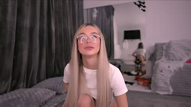 KylieJoyce online show from 10/28/25, 09:06