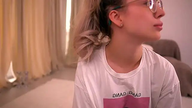 KylieJoyce online show from 04/01/26, 06:36