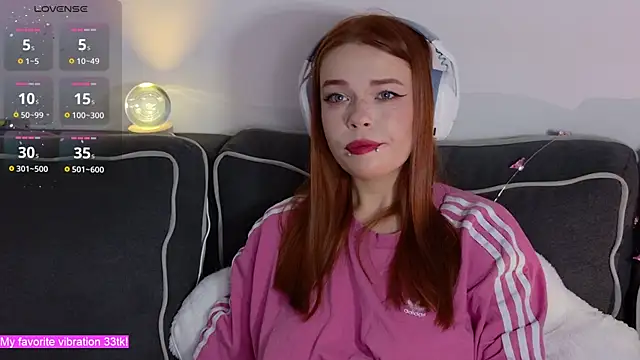 Snapshot of ValBae chatting on 11/12/25, 09:47 ValBae online show from 11/12/25, 09:47