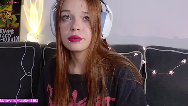 Snapshot of ValBae chatting on 11/15/25, 09:54 ValBae online show from 11/15/25, 09:54