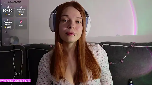 Snapshot of ValBae chatting on 11/16/25, 09:42 ValBae online show from 11/16/25, 09:42