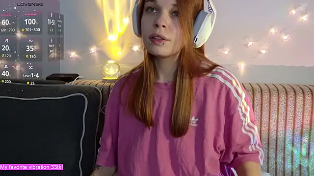 Snapshot of ValBae chatting on 11/19/25, 09:59 ValBae online show from 11/19/25, 09:59