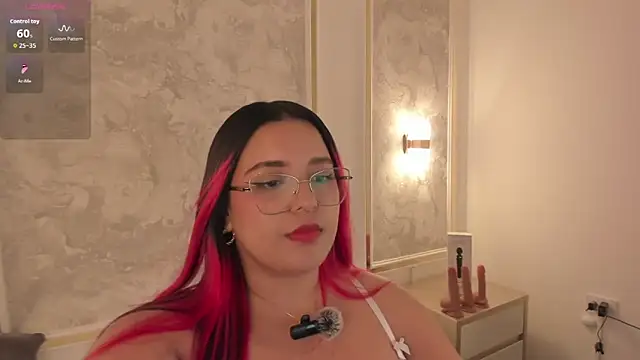 Snapshot of victoria18x chatting on 10/27/25, 07:29 victoria18x online show from 10/27/25, 07:29