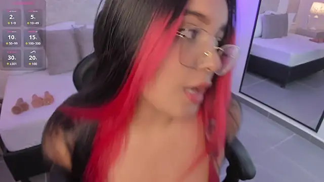 Snapshot of victoria18x chatting on 11/12/25, 07:46 victoria18x online show from 11/12/25, 07:46