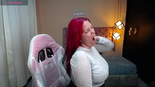 brithany smiith  online show from 02/19/25, 02:23