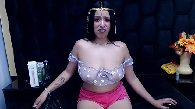 Snapshot of Sarah_Hornny chatting on 12/21/24, 09:44 Sarah Hornny online show from 12/21/24, 09:44