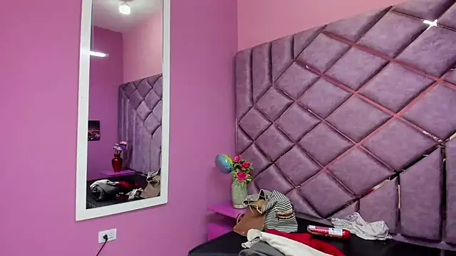 Snapshot of Sarah_Hornny chatting on 03/07/25, 06:57 Sarah Hornny online show from 03/07/25, 06:57