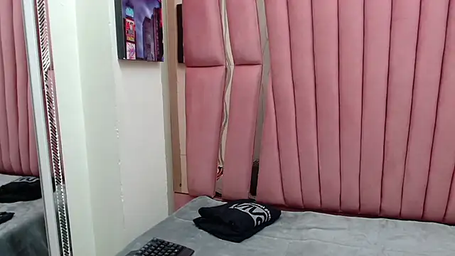 Snapshot of Sarah_Hornny chatting on 03/12/25, 03:13 Sarah Hornny online show from 03/12/25, 03:13