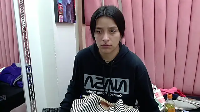 Snapshot of Sarah_Hornny chatting on 03/13/25, 03:22 Sarah Hornny online show from 03/13/25, 03:22