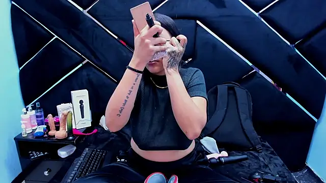 Snapshot of Sarah_Hornny chatting on 11/12/25, 04:24 Sarah Hornny online show from 11/12/25, 04:24