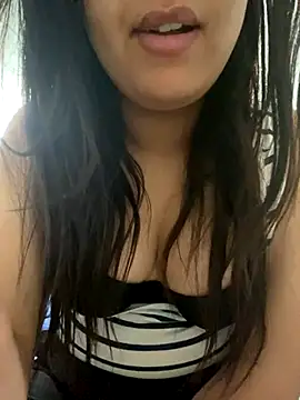 Snapshot of yassminsexy22 chatting on 12/05/24, 12:00 yassminsexy22 online show from 12/05/24, 12:00