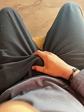 Snapshot of josle24 chatting on 10/29/25, 03:03 josle24 online show from 10/29/25, 03:03