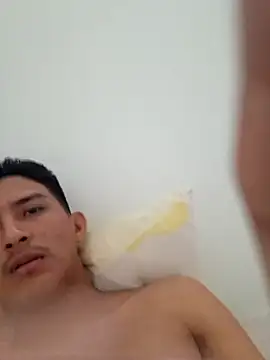 Snapshot of Guti_hazz chatting on 12/17/25, 10:54 Guti hazz online show from 12/17/25, 10:54