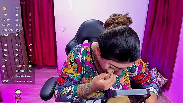 Snapshot of Sharon_hils chatting on 12/28/24, 01:17 Sharon hils online show from 12/28/24, 01:17