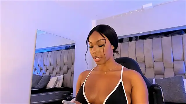 Snapshot of ChaynnaCooper chatting on 02/10/25, 03:32 ChaynnaCooper online show from 02/10/25, 03:32